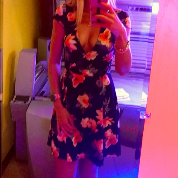 V Neck Short Sleeve Wrap Dress - Picture 2 of 9